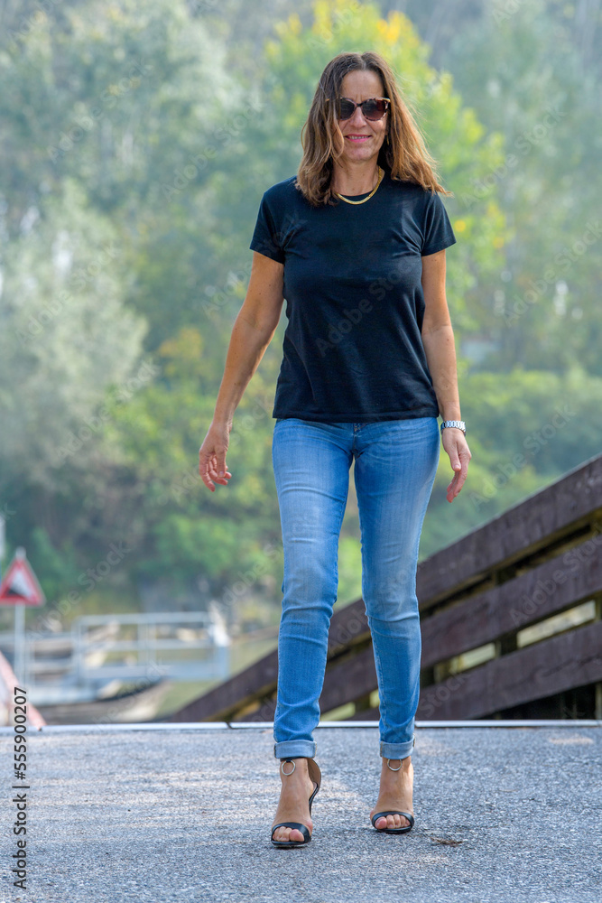 Fototapeta premium Bella Donna ritratto all'aperto nel traffico 