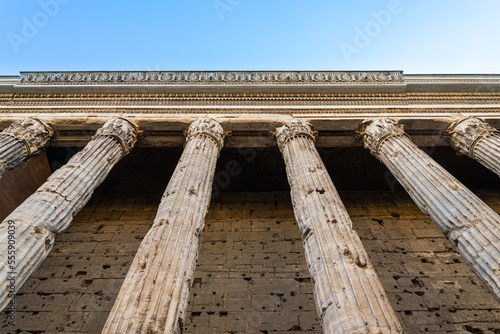 Fotografia The ancient facade of the famous Tempio di Adriano (Adrian's Temple), in the historical centre of Rome, Italy