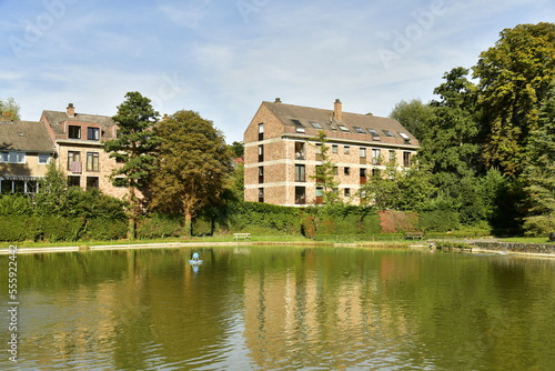 Lotissement résidentiel moderne en pleine nature au bord d'un étang paisible au parc du Paradis à Braine l'Alleud en Brabant Wallon
