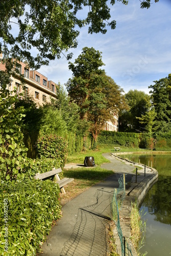 Coin de repos au bord d'un petit étang sous la végétation luxuriante près d'un lotissement résidentiel à Braine l'Alleud en Brabant flamand 