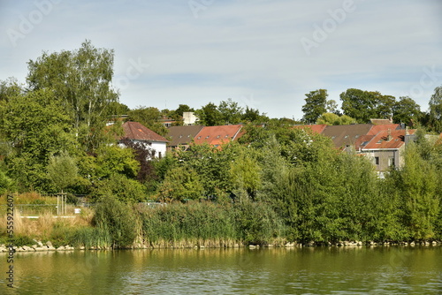 Le lac principal avec quelques lotissements résidentiels autour dissimulés derrière la végétation luxuriante du parc du Paradis à Braine l'Alleud en Brabant Wallon 