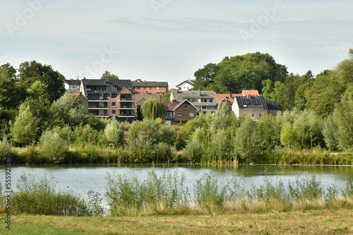 Lotissement résidentiel émergeant de la végétation luxuriante du parc du Paradis à Braine l'Alleud en Brabant Wallon 