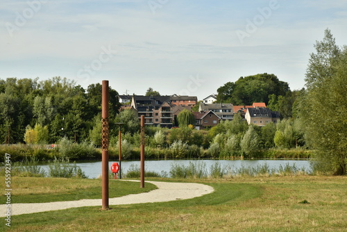 Le lac principal avec quelques lotissements résidentiels autour dissimulés derrière la végétation luxuriante du parc du Paradis à Braine l'Alleud en Brabant Wallon  photo