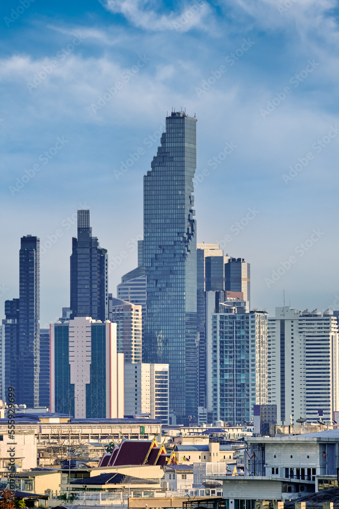 Obraz premium Cityscape of Bangkok city center in evening, blue sky and clouds