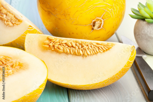 Tapety artystyczne sliced yellow melon on wood background