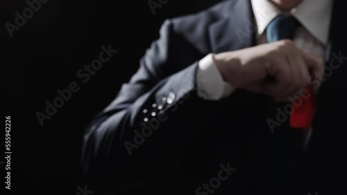 レッドカードを提示する男性ビジネスパーソン