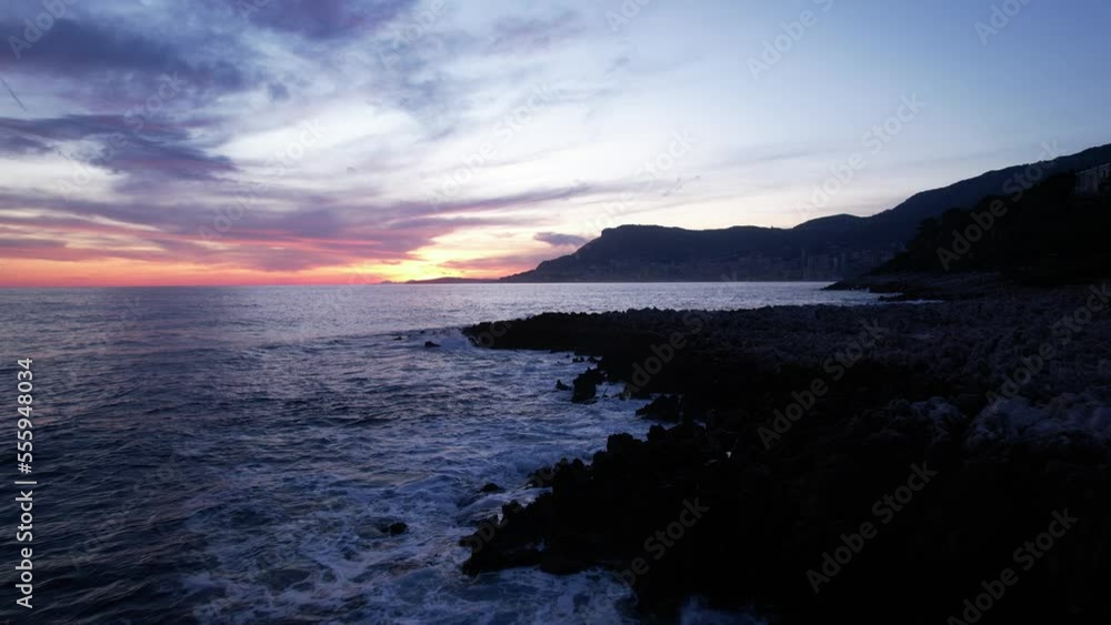 vue des rochers au niveau des vagues au coucher du soleil - Méditerranée vue des rochers au niveau des vagues au coucher du soleil - Méditerranée