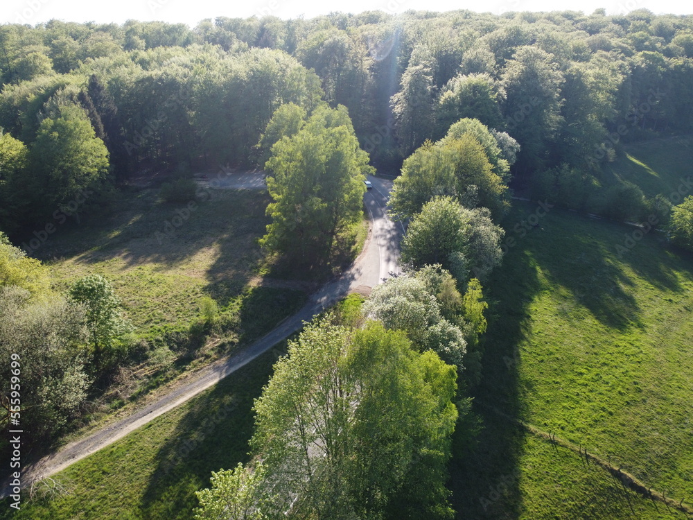 Drohnenaufnahme einer Straße im Westerwald