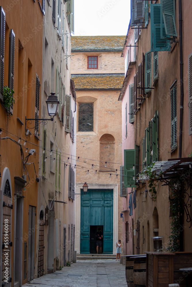Étroite ruelle dans la citadelle de Bastia