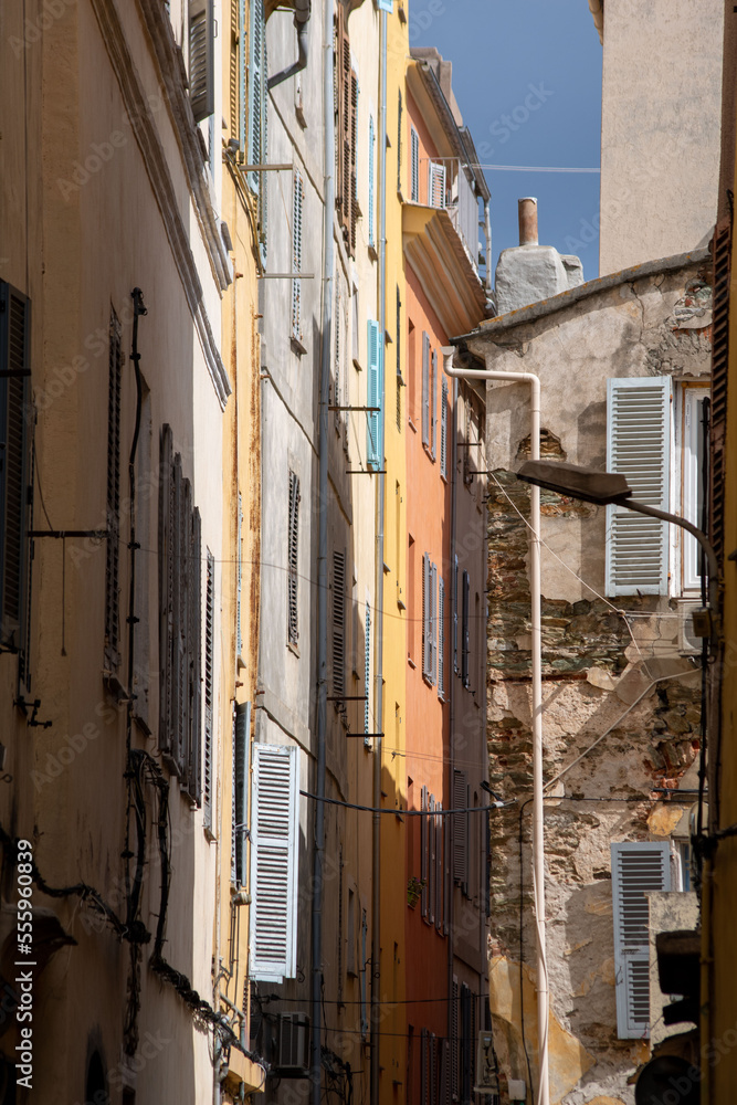 Jeux de lumière sur les maisons de Bastia