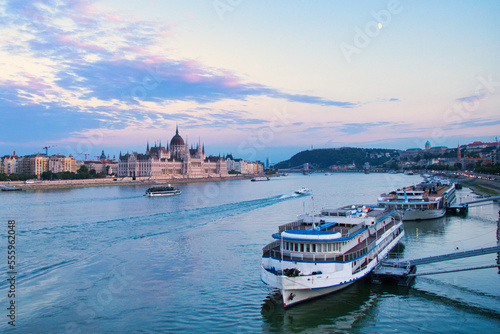 Photography atardece junto al Danubio, con vistas al parlamento de Budapest