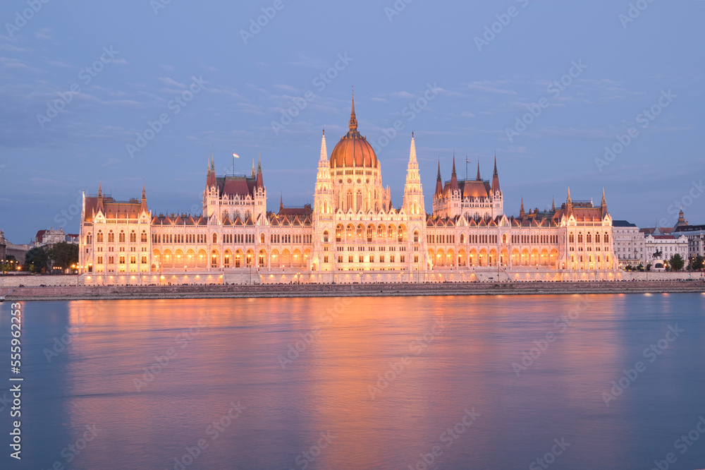 Anochecer frente al parlamento de Budapest