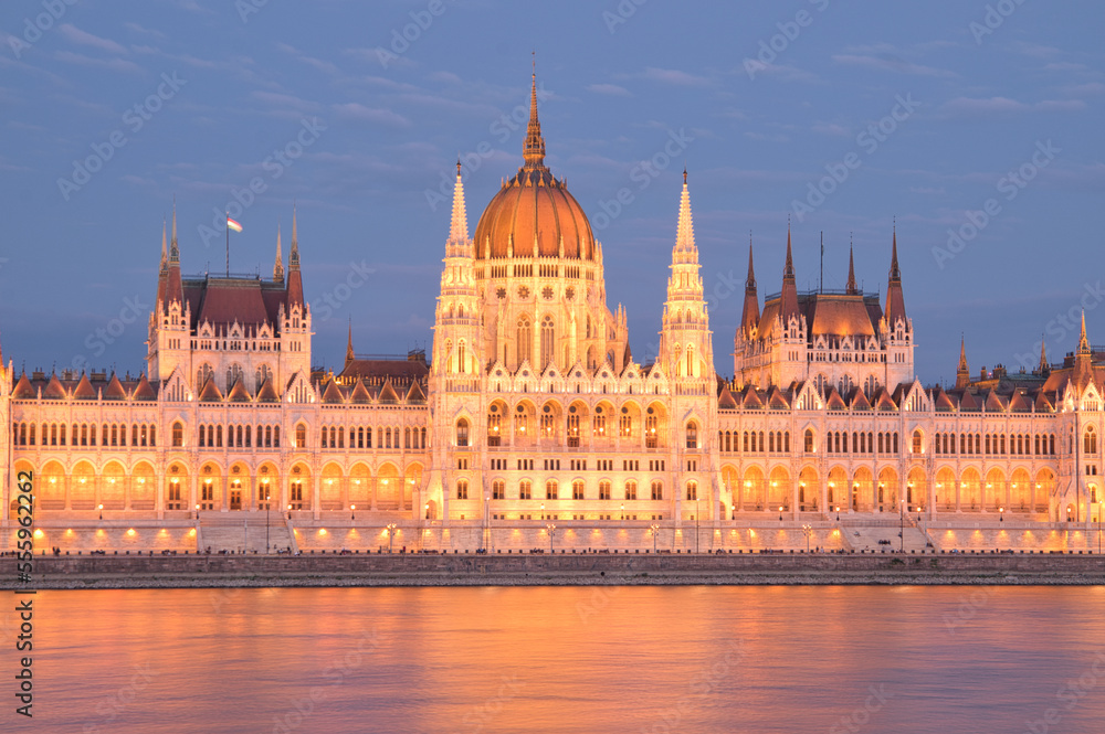 Anochecer frente al parlamento de Budapest Anochecer frente al parlamento de Budapest