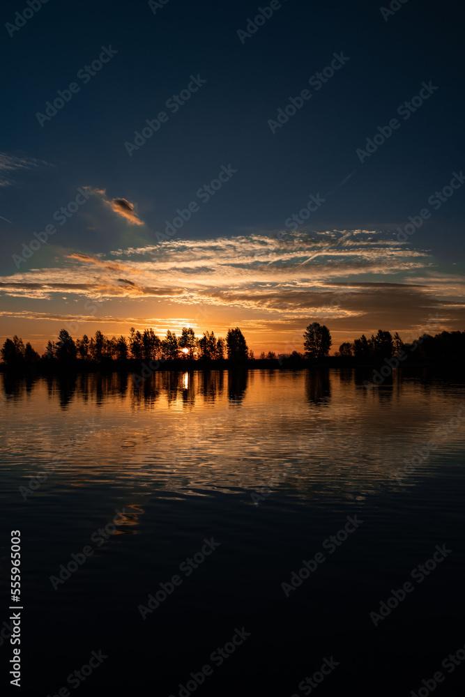 Wschód słońca nad jeziorem Nyskim