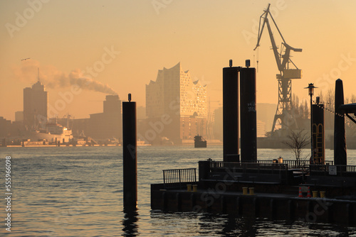 Frostiger Wintermorgen im Hamburger Hafen; Blick vom Anleger Altona elbaufwärts zur HafenCity im Dunst