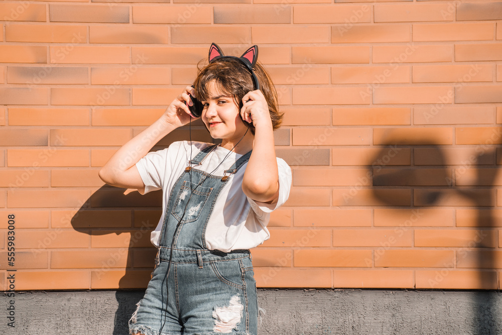 Menina se divertindo na rua da cidade durante o dia. Estilo de vida. Menina se divertindo na rua da cidade durante o dia. Estilo de vida.