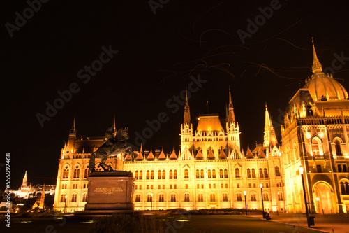 gaviotas que parecen luces que vuelan sobre el parlamento de Budapest