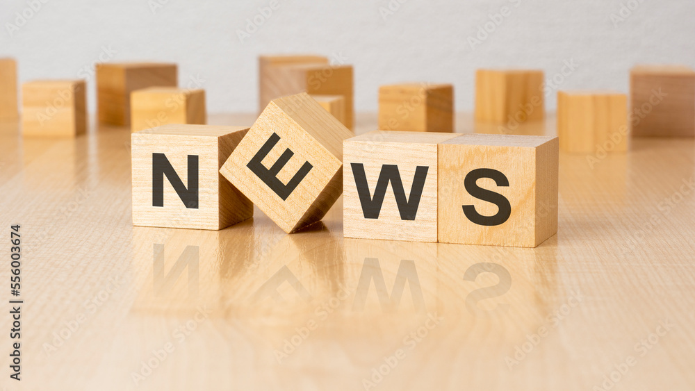 Obraz premium four wooden blocks with text News on table. copy space. white background.