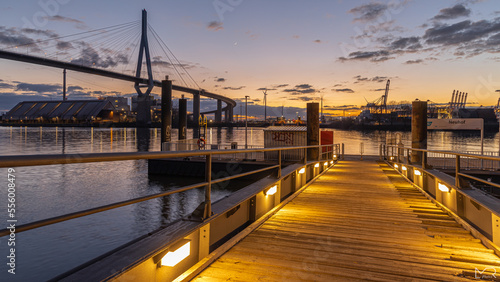 Köhlbrandbrücke zum Sonnenuntergang