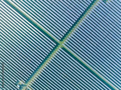 Obraz na płótnie Aerial view of modern solar plant on water w salonie