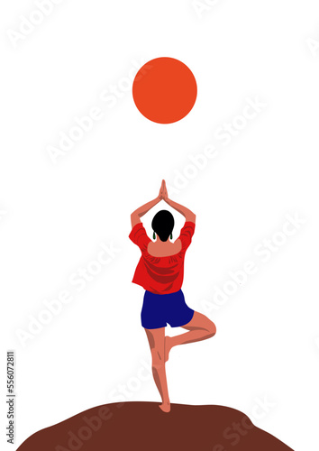 Mujer de pie con una pierna levantada y brazos en alto practica yoga saludando al sol al amanecer. Persona practica deporte al sol