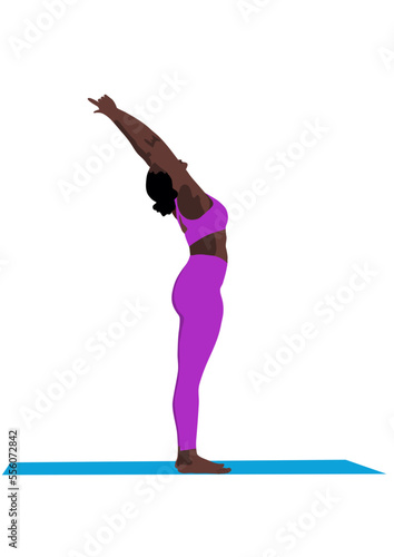 Mujer negra de pie practicando postura de yoga saludo al sol con los brazos en alto sobre una esterilla azul y fondo blanco. Mujer haciendo ejercicio como estilo de vida