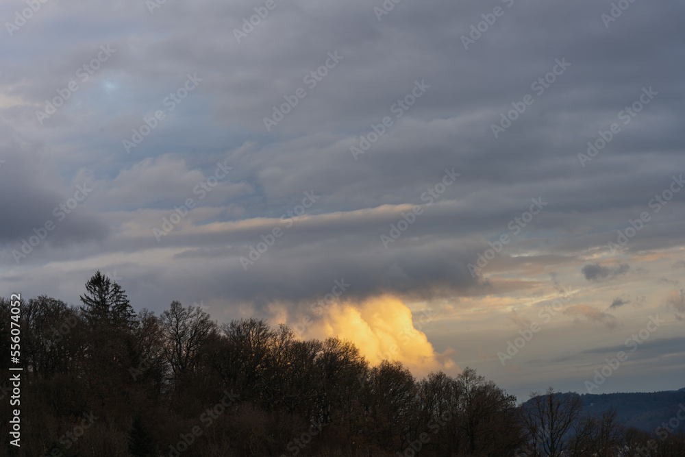 Fototapeta premium Wolken über Stadt und Land weich zart