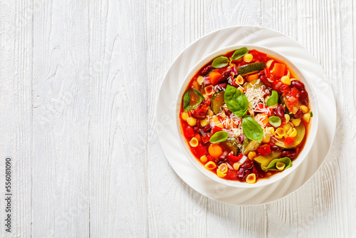фотографія italian minestrone with beans, zucchini and pasta