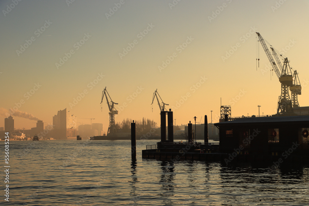 Frostiger Wintermorgen im Hamburger Hafen; Blick von Altona über die Norderelbe auf Steinwerder und HafenCIty