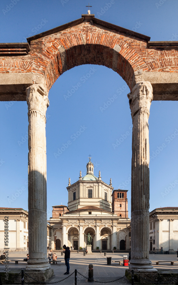 Milano. Arco delle Colonne di San Lorenzo con la Chiesa

