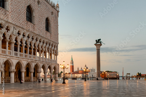 Venezia. Piazza San Marco con angolo di Palazzo Ducale e colonna con leone verso San Giorgio Maggiore © Guido