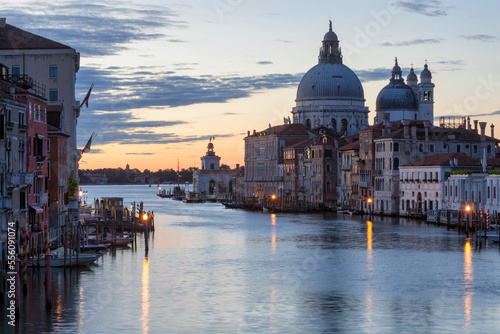 Venezia. Basilica La Salute all'alba sul Canal Grande verso la Dogana © Guido