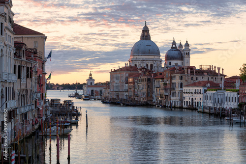 Venezia. Basilica La Salute all'alba sul Canal Grande verso la Dogana