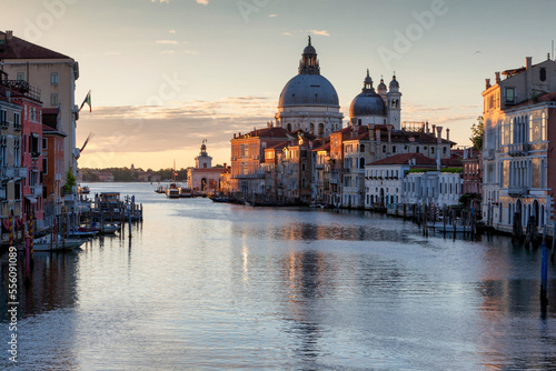 Venezia. Basilica La Salute all'alba sul Canal Grande verso la Dogana