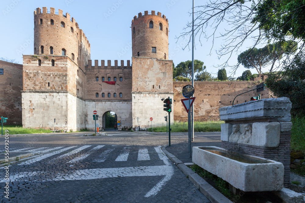 Roma.Porta San Sebastiano e fontana dell'Appia Antica
