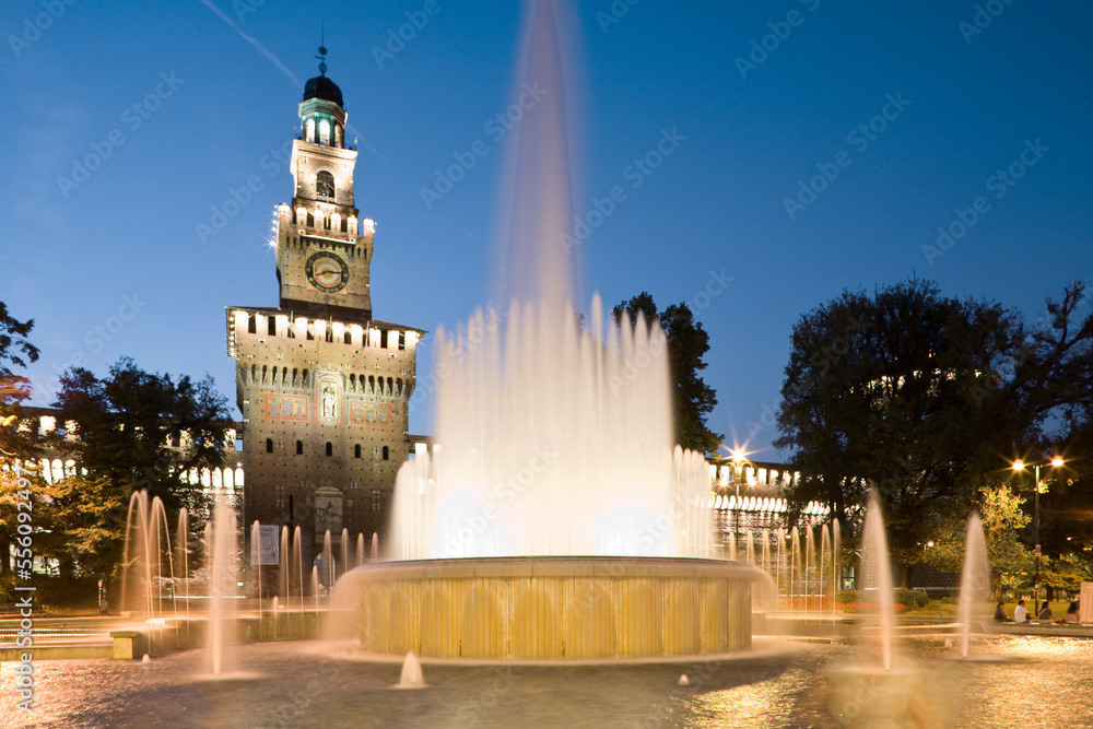 Milano. Fontana Torta degli Sposi a Piazza Castello con Torre del Filarete