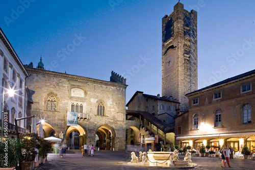  Bergamo Alta. Piazza Vecchia con la fontana, la Torre civica e il Palazzo del Podestà