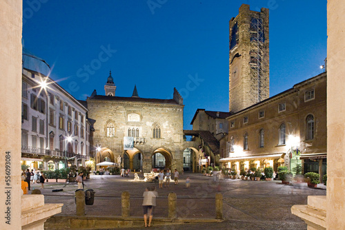 Bergamo Alta. Piazza Vecchia con la fontana, la Torre civica e il Palazzo del Podestà