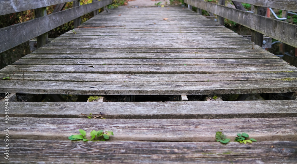 Obraz premium Konzept Mut, Neuanfang oder Probleme lösen: Alte, sanierungsbedürftige Holzbrücke mit fehlender Planke