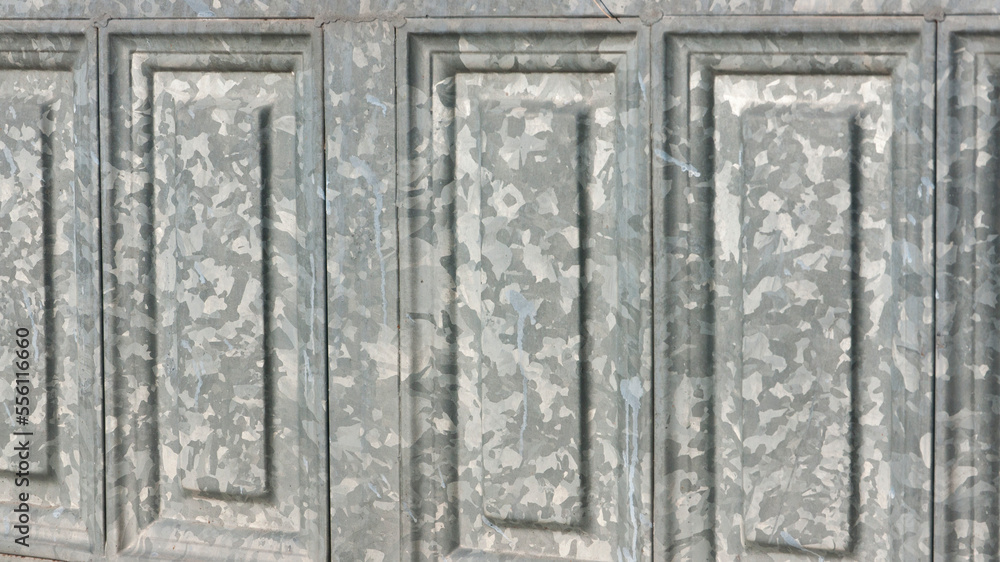 Casetones cuadrados en puerta metálica 