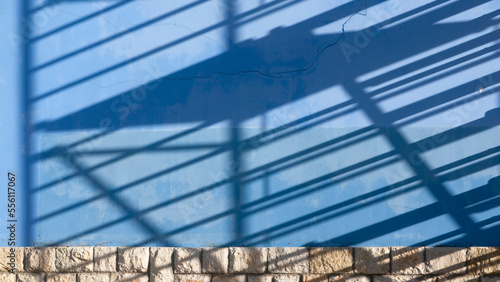 Sombra de andamio en pared azul