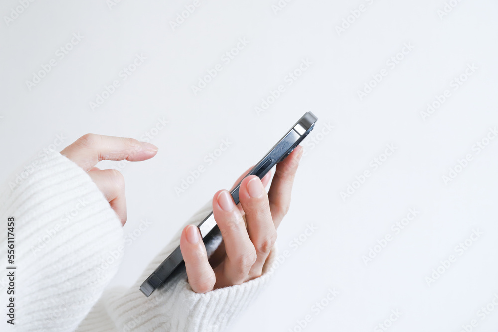 スマホを操作する手元 スマホを操作する手元