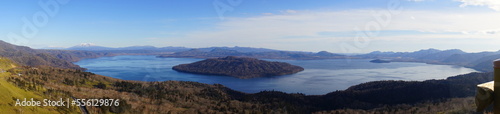 Fototapeta Naklejka Na Ścianę i Meble -  Lake Kussharo in Teshikaga, Hokkaido, Japan - 日本 北海道 弟子屈 美幌峠 屈斜路湖