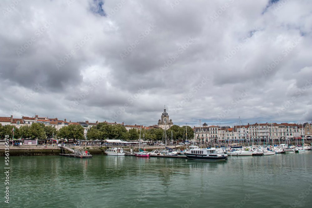 Le port de La Rochelleet son horloge par temps nuageux
