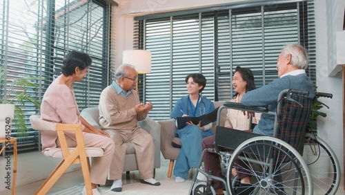 Billede på lærred Group of Asian senior people are given advice by professional self care psycholo