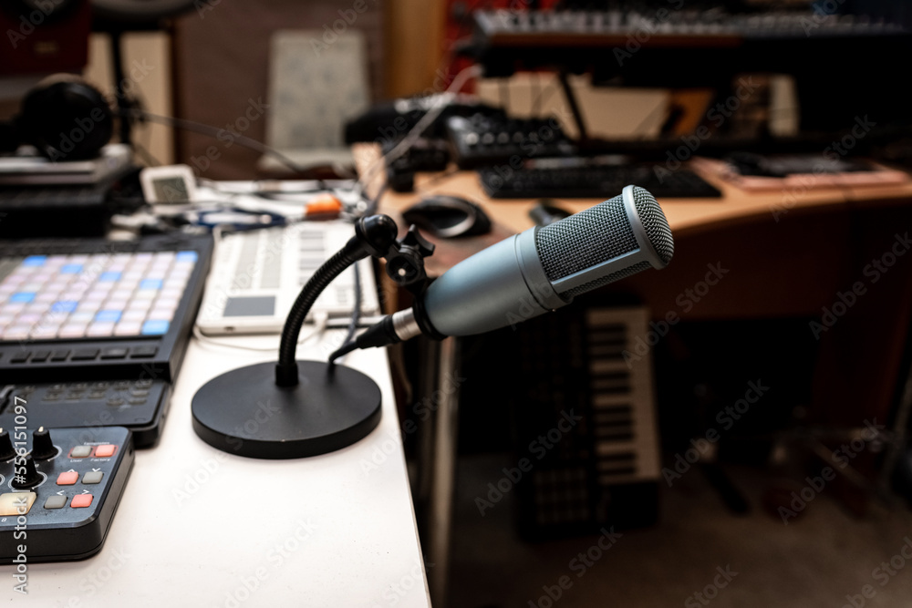 Obraz premium Professional microphone on a working table in a recording studio
