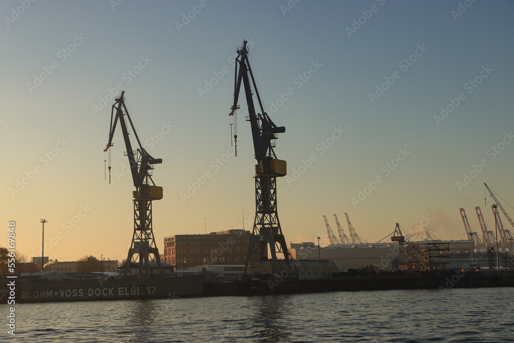 Hamburger Hafensilhouette; Blick von den Landungsbrücken hinüber nach Steinwerder auf Werft und Dock