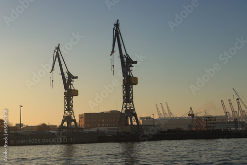 Hamburger Hafensilhouette; Blick von den Landungsbrücken hinüber nach Steinwerder auf Werft und Dock