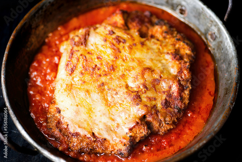 Obraz na płótnie rustic italian chicken parmesan comfort food w salonie