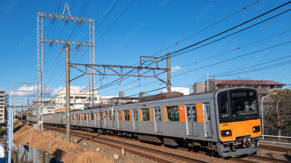 住宅街を走り抜ける電車